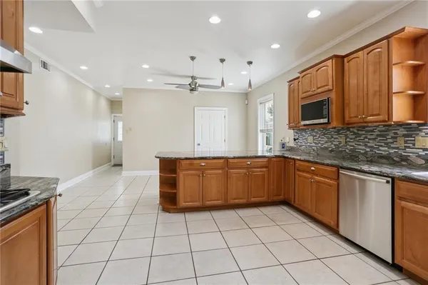 $3,400 | 661 East William David Parkway, Metairie, LA 70005