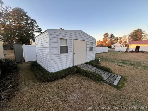 a view of a backyard