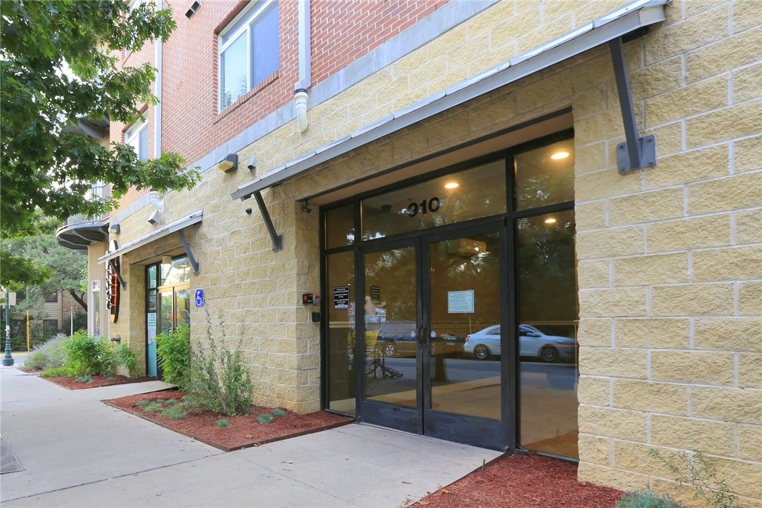910 West 25th Street, Unit 502 Austin, TX 78705 - Photo 20 of 26 a view of a lobby with a sitting area