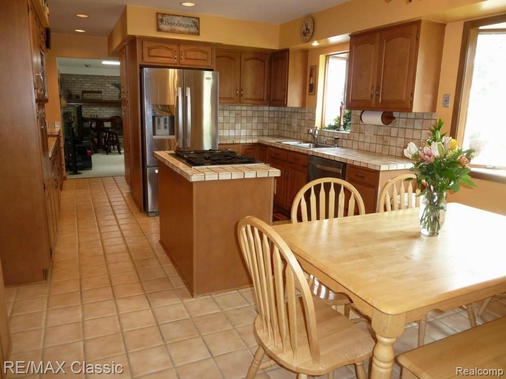 35928 Johnstown Road Farmington, MI 48335 - Photo 5 of 45 Johnstown Kitchen .jpg