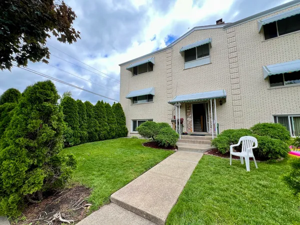 $2,200 | 8887 North Grace Avenue, Unit 2, Niles, IL 60714