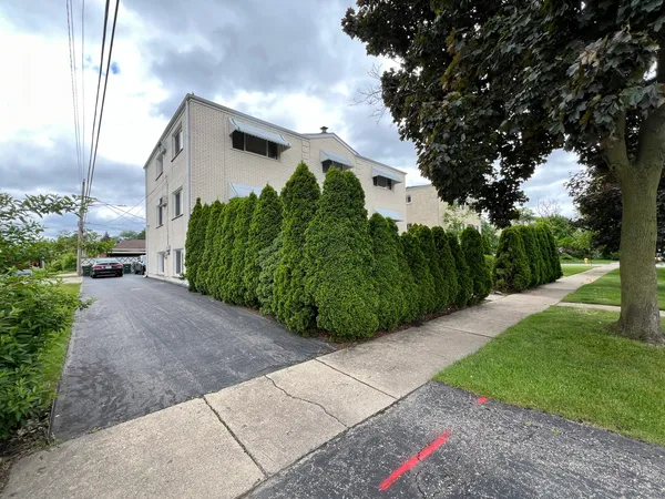 $2,200 | 8887 North Grace Avenue, Unit 2, Niles, IL 60714
