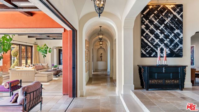 a view of livingroom with furniture