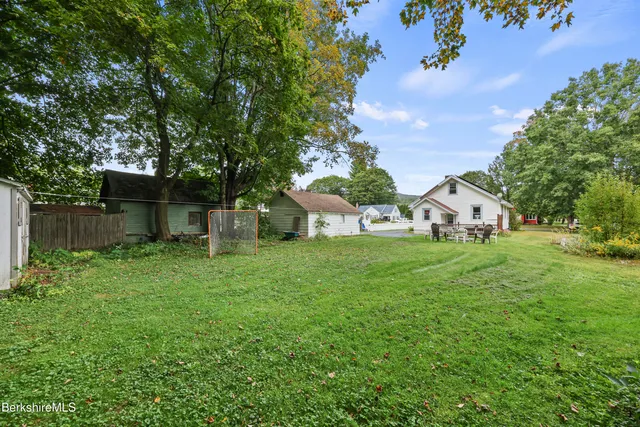 a view of a house with backyard and garden