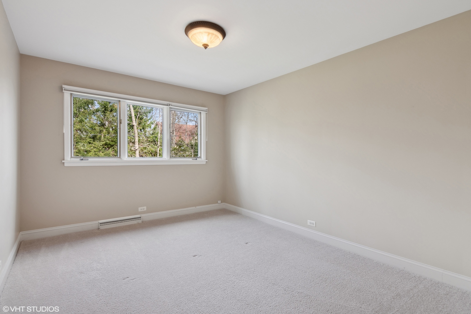 1364 Turvey Road Downers Grove, IL 60515 - Photo 23 of 35 an empty room with a window