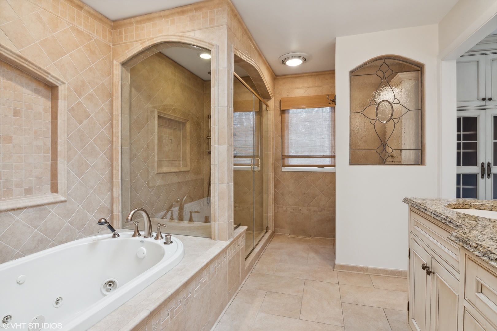1364 Turvey Road Downers Grove, IL 60515 - Photo 29 of 35 a bathroom with a tub a sink and mirrors