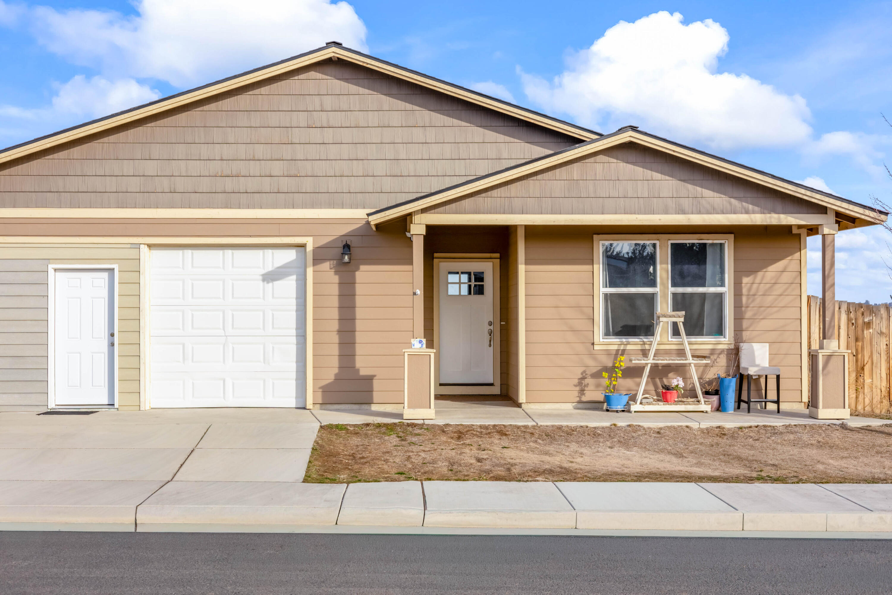 539 Leisek Way Madras, OR 97741 - Photo 1 of 35 a front view of a house with a yard and garage