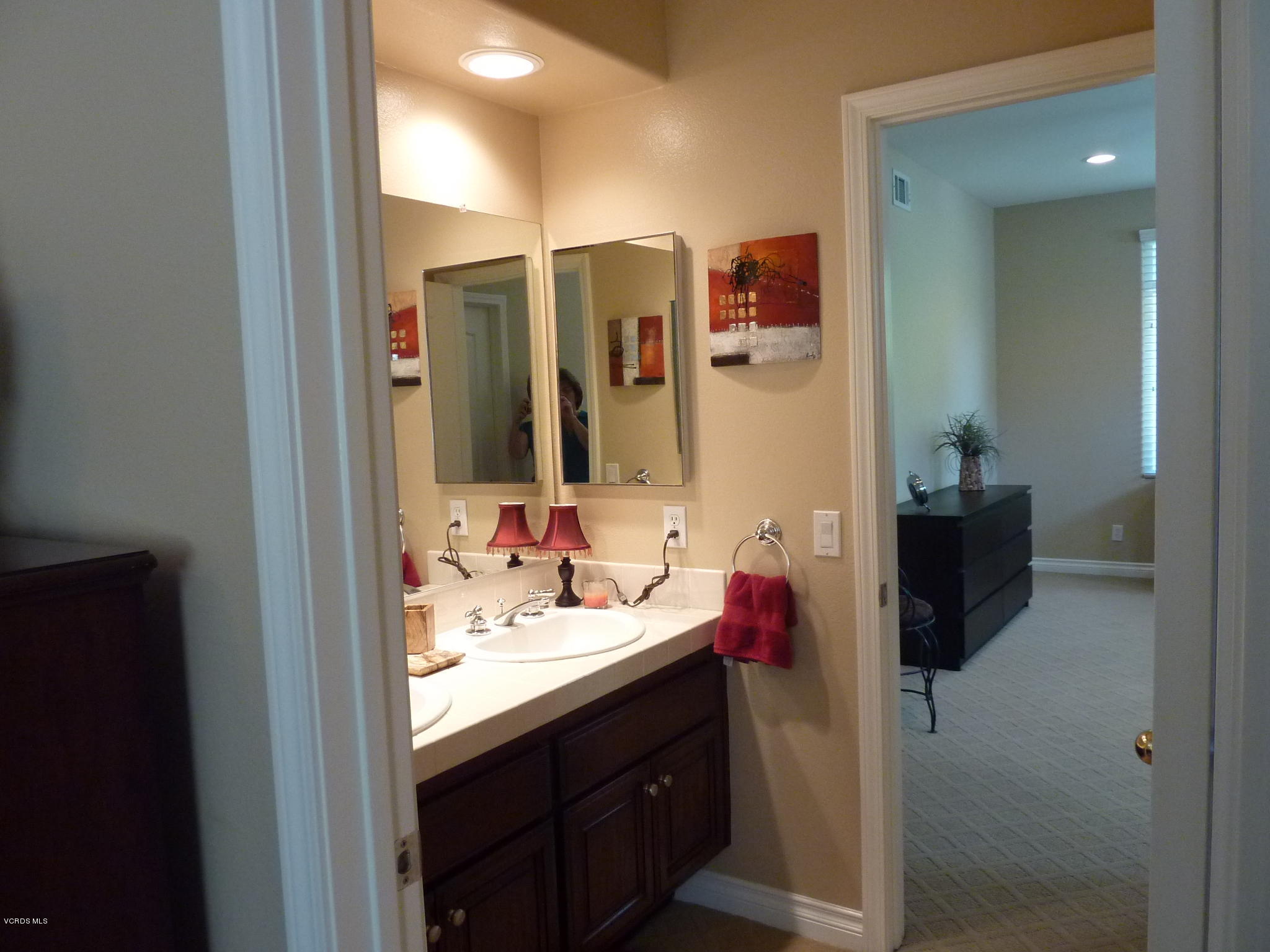 11721 Pinedale Road Moorpark, CA 93021 - Photo 30 of 35 Jack n Jill bath