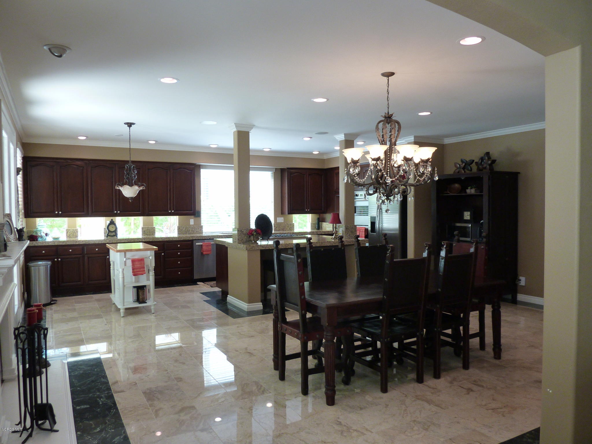 [6] Dining-Kitchen