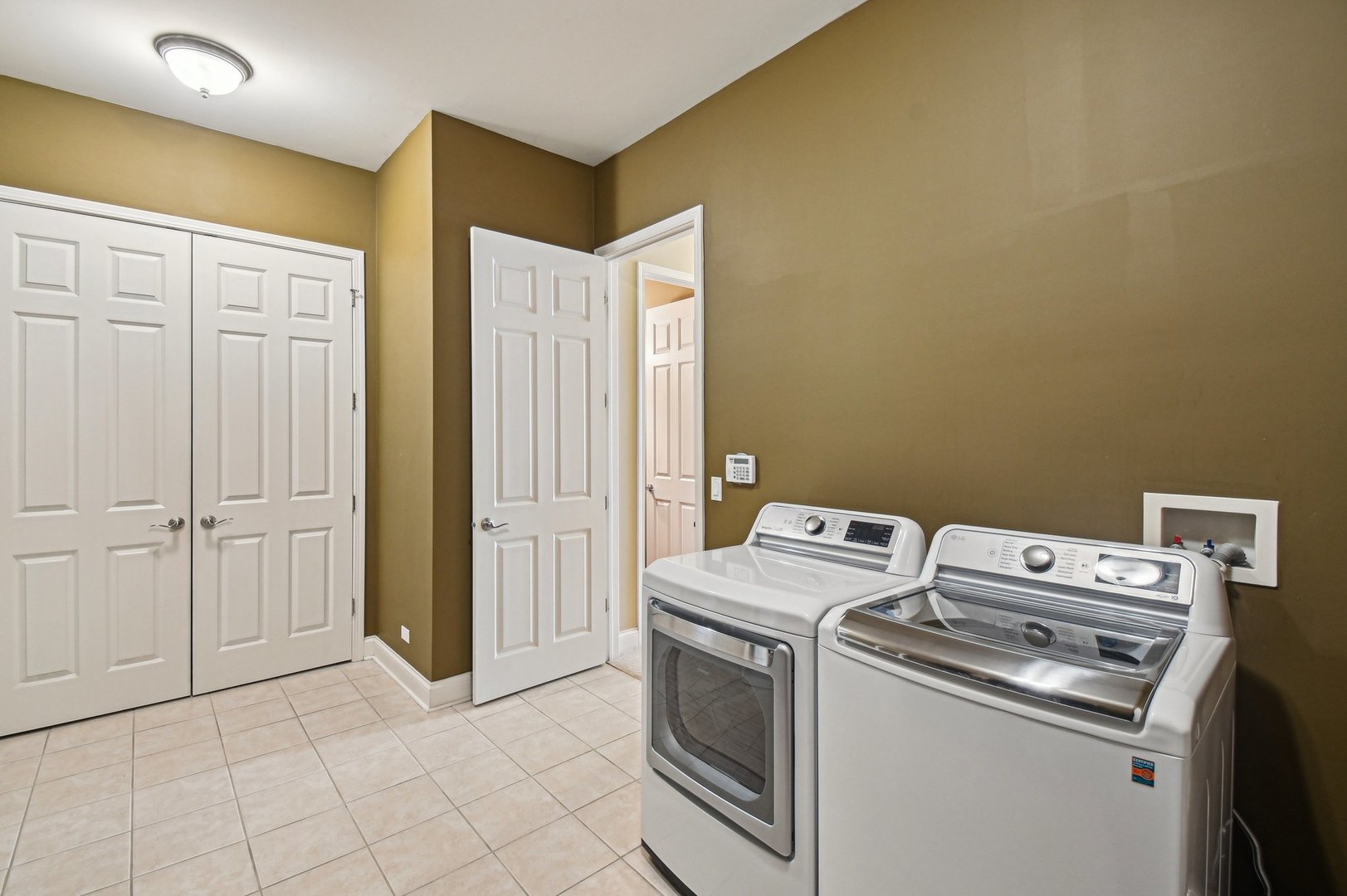 1037 Moray Drive Inverness, IL 60010 - Photo 23 of 50 a utility room with dryer and washer