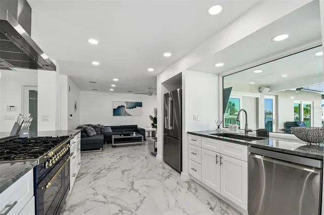 $1,399,990 | 340 Palm Island Northeast, Clearwater Beach, FL 33767