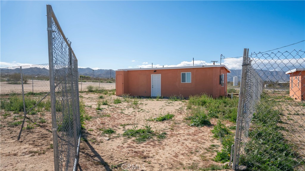 5827 Old Woman Springs Road Johnson Valley, CA 92285 - Photo 29 of 36 a view of a backyard
