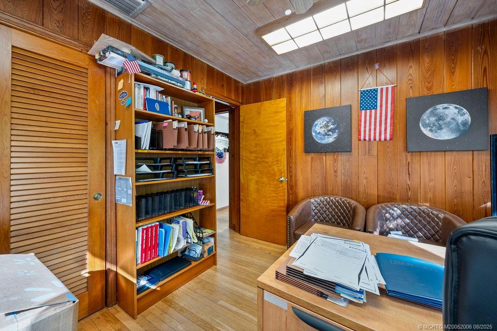 400 Southeast Flamingo Avenue Stuart, FL 34996 - Photo 9 of 33 a room with furniture and musical instruments