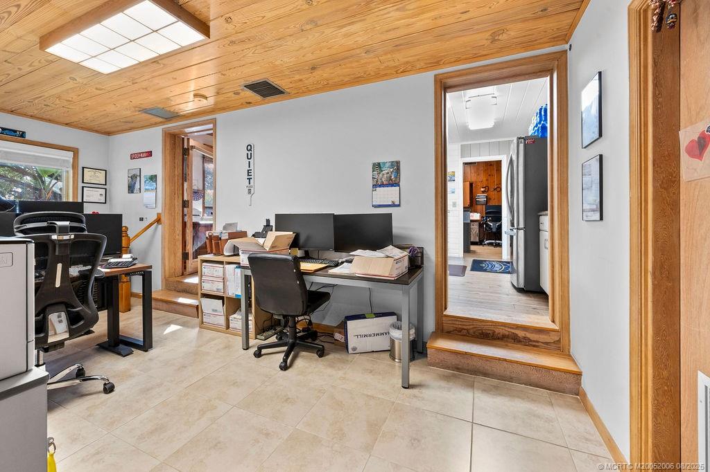400 Southeast Flamingo Avenue Stuart, FL 34996 - Photo 10 of 33 a view of a workspace with furniture