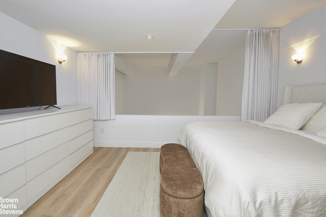 135 West 70th Street, Unit 2G Manhattan, NY 10023 - Photo 6 of 9