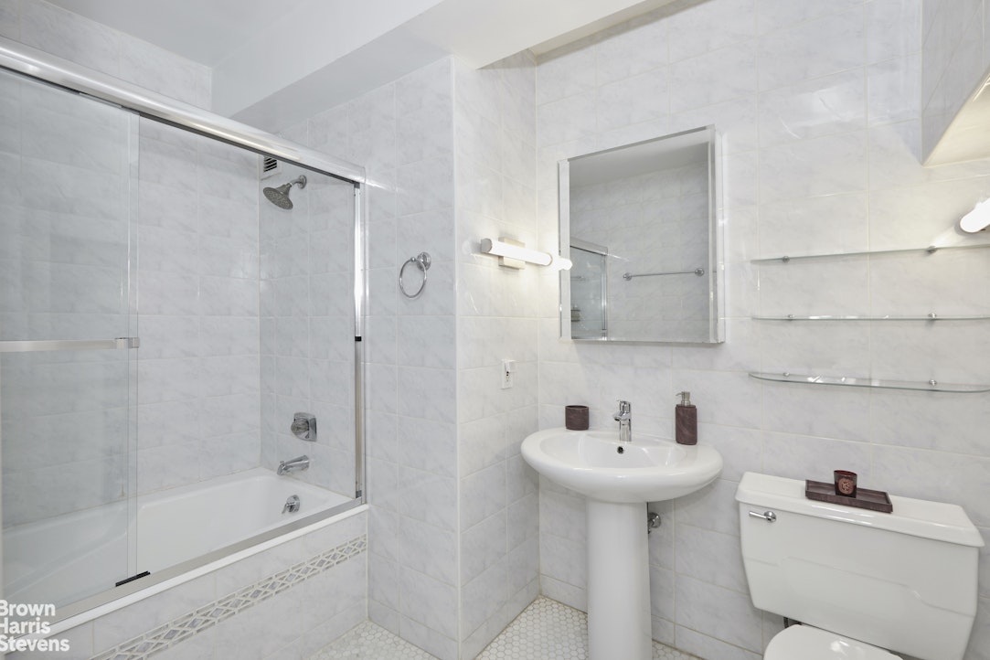 135 West 70th Street, Unit 2G Manhattan, NY 10023 - Photo 7 of 9