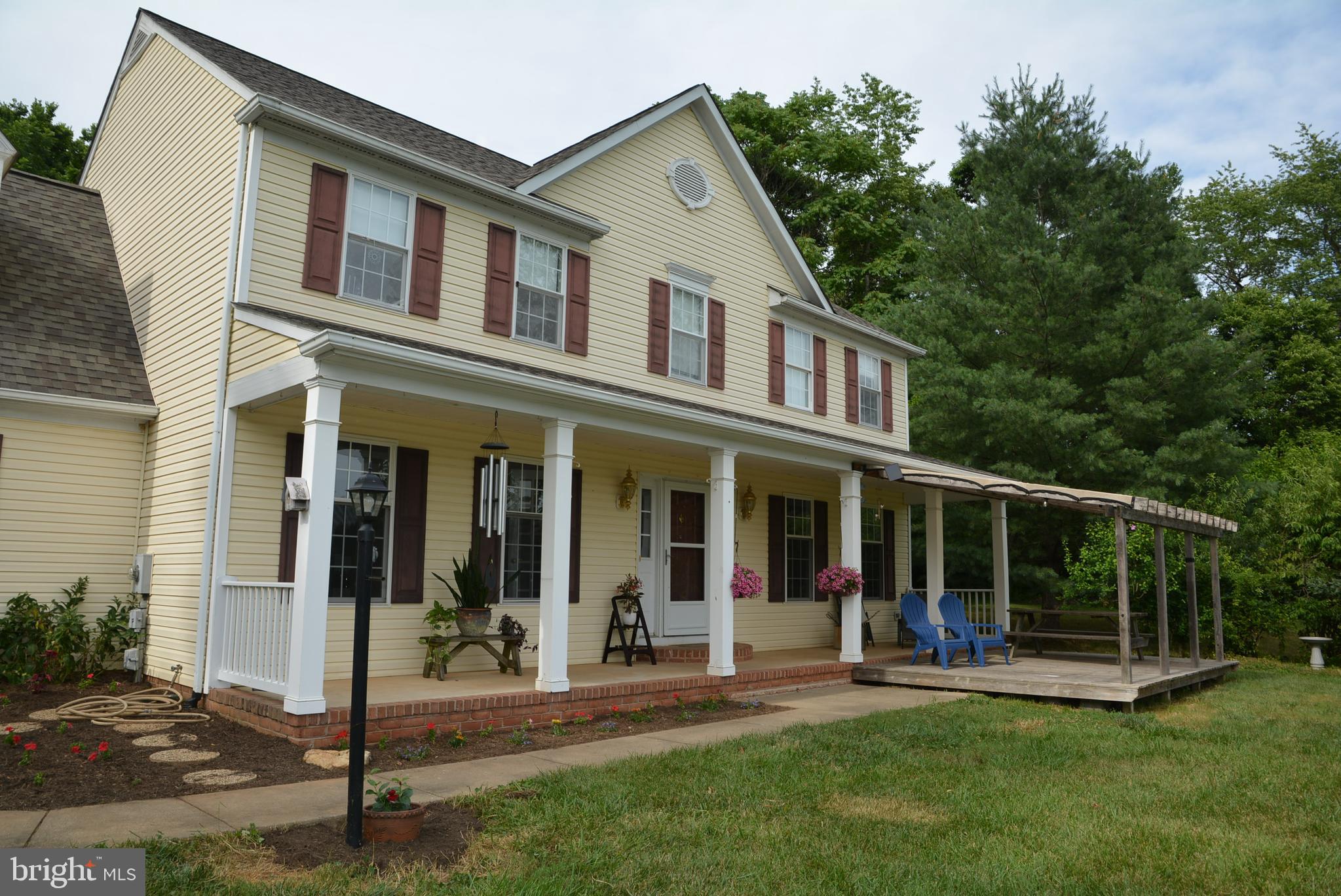 Relax and enjoy nature on your front porch / deck