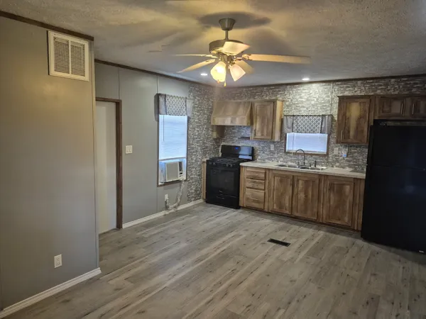 $1,250 | 222 Shadow Oaks Drive, Unit B, Elgin, TX 78621