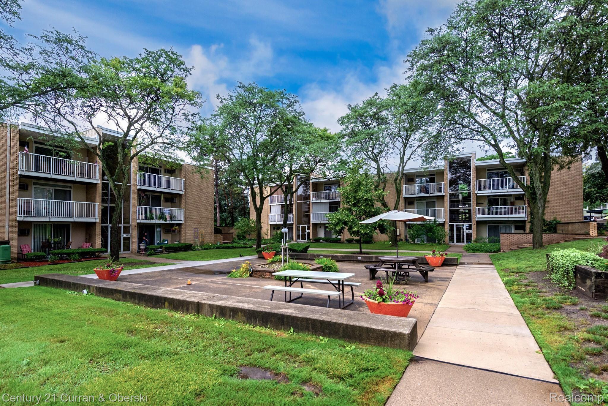 4909 Crooks Road, Unit E2 Royal Oak, MI 48073 - Photo 10 of 17 Unit Faces Courtyard