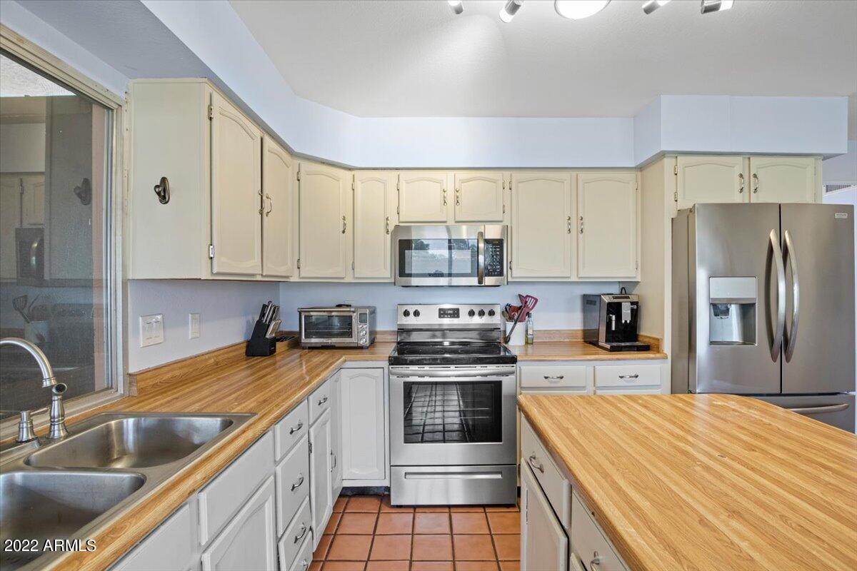 3709 West Calavar Road Phoenix, AZ 85053 - Photo 9 of 20 Kitchen