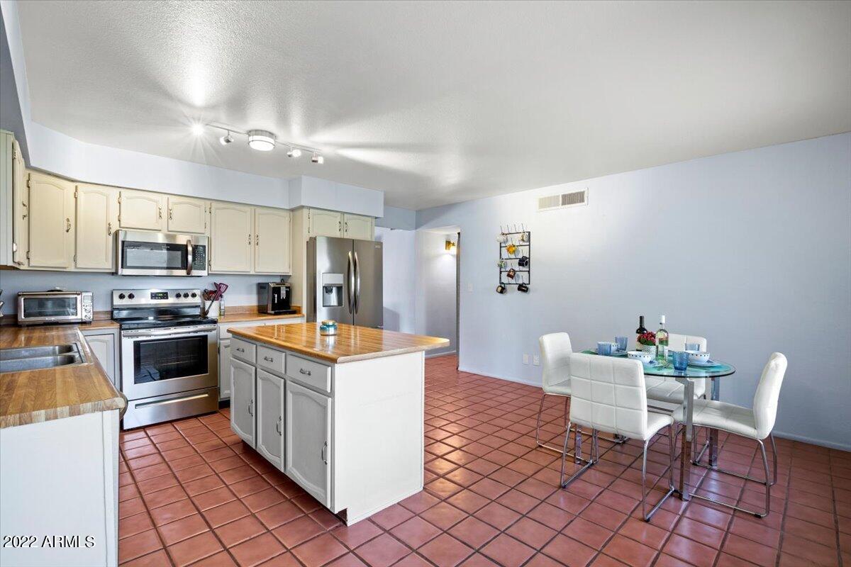 3709 West Calavar Road Phoenix, AZ 85053 - Photo 10 of 20 Kitchen