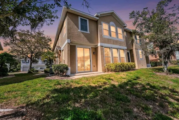 a view of an house with backyard and garden