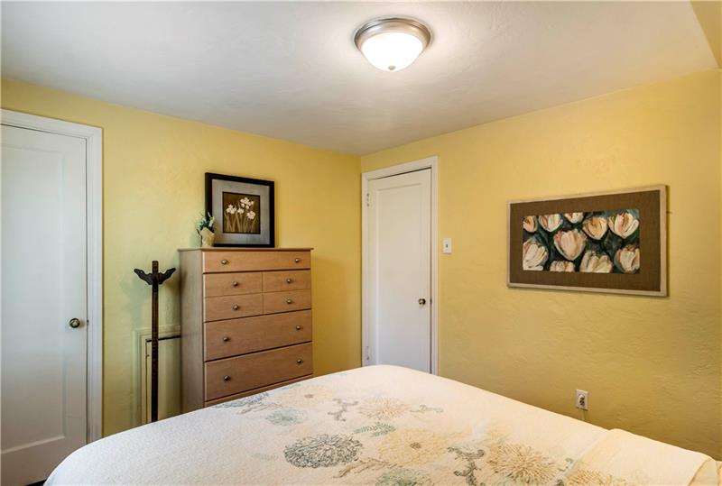 498 Edgeridge Road Pittsburgh, PA 15228 - Photo 18 of 25 Bedroom 2