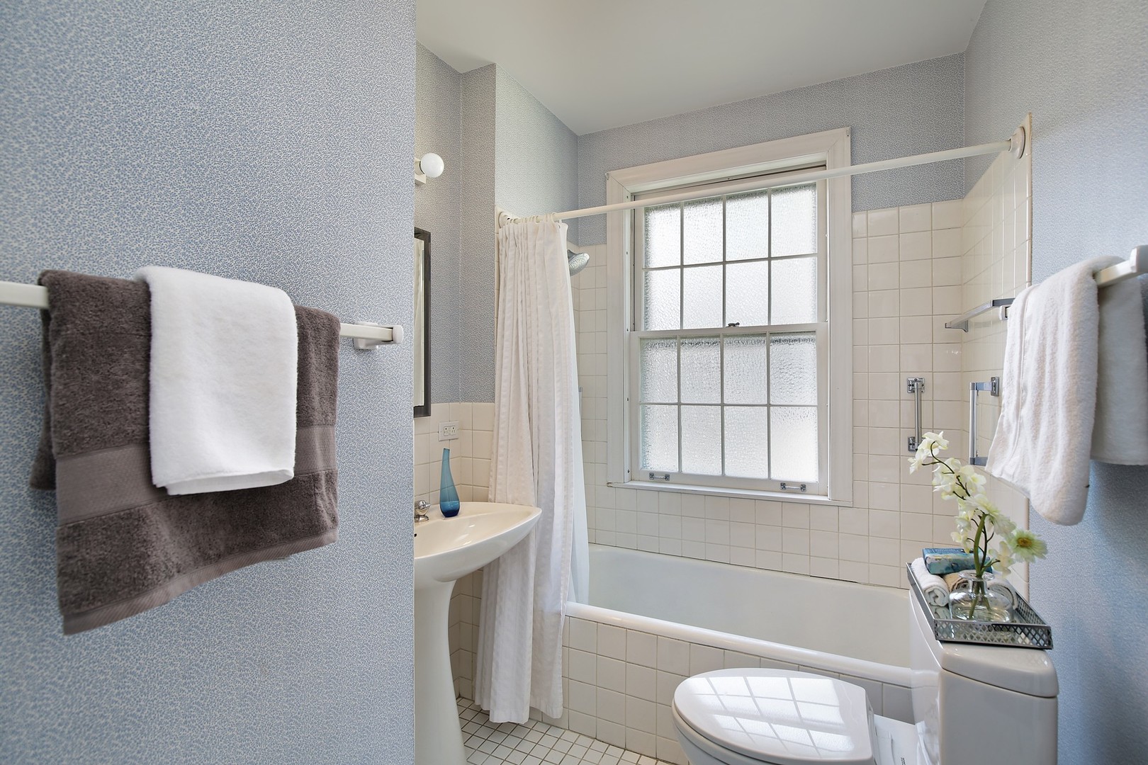 206 Sheridan Road Winnetka, IL 60093 - Photo 14 of 20 a bathroom with a tub toilet and sink