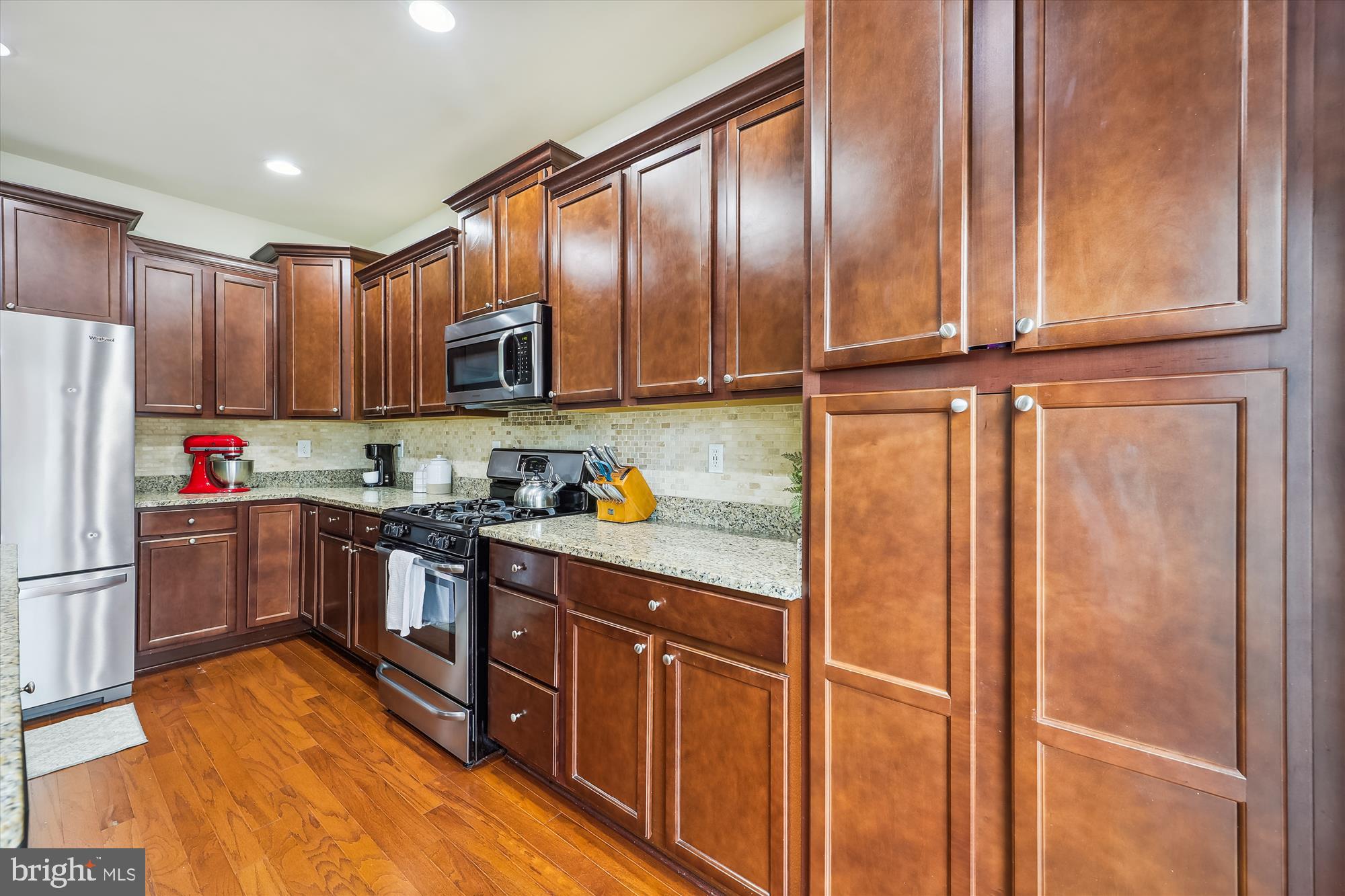15707 Monksilver Bend Upper Marlboro, MD 20774 - Photo 13 of 58 Granite countertops & tile backsplash
