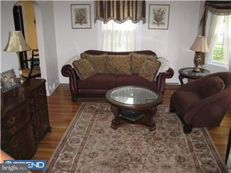 748 Buttonwood Drive Springfield, PA 19064 - Photo 3 of 12 Living Room