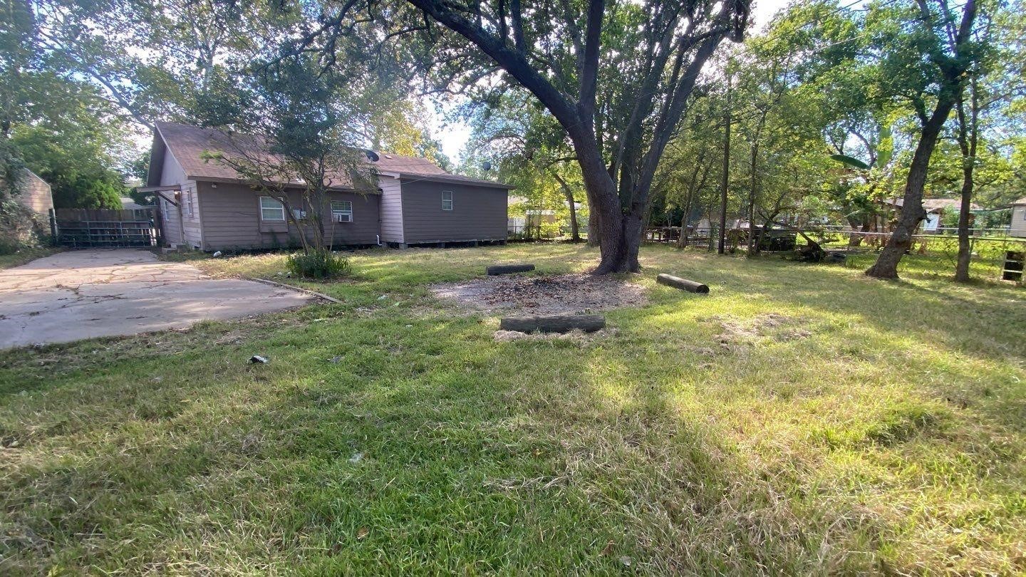 1918 Oleander La Marque, TX 77568 - Photo 17 of 20 a backyard of a house with lots of green space
