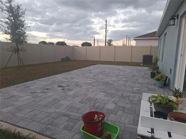 a view of a backyard