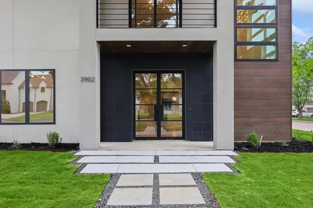 a small garden in the corner of a house