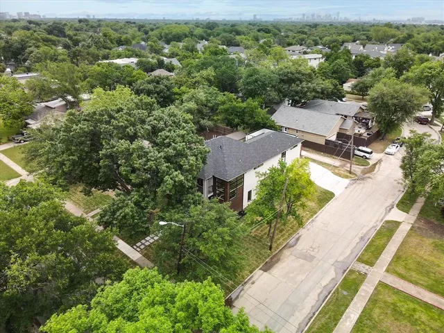 a view of a house with backyard and porch