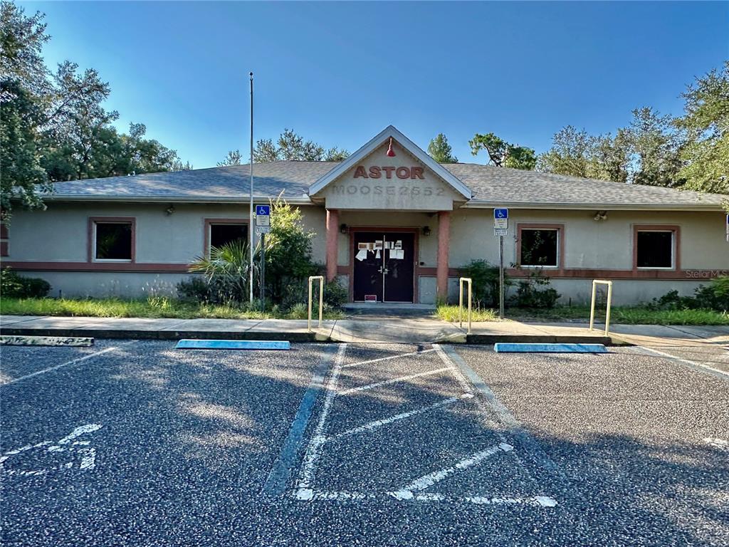 a view of a house with backyard and porch