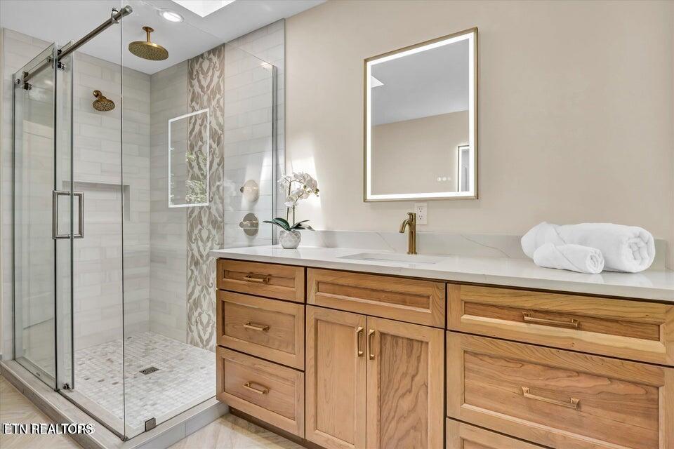 143 Inata Circle Loudon, TN 37774 - Photo 16 of 34 Primary Bathroom