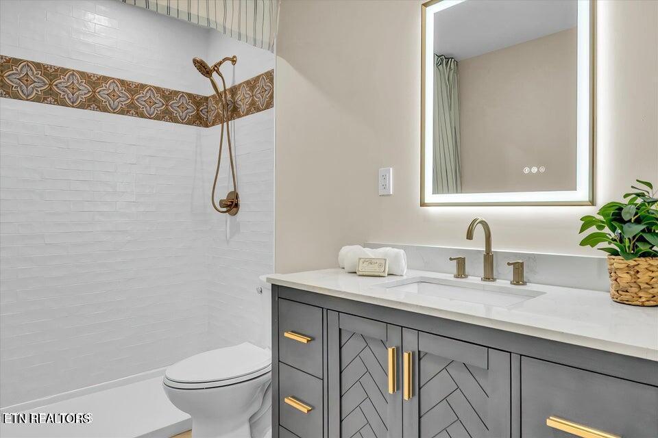 143 Inata Circle Loudon, TN 37774 - Photo 18 of 34 Main Level Bathroom 2