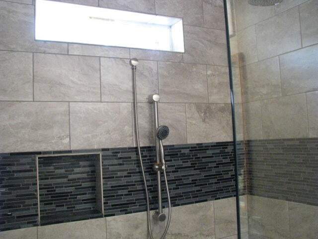 51360 Mitchell Road La Pine, OR 97739 - Photo 9 of 21 Tiled shower