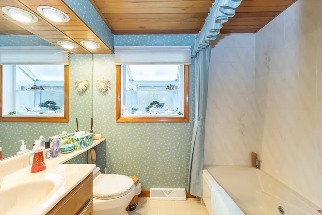 $629,900 | 406 South Street, Foxboro, MA 02035