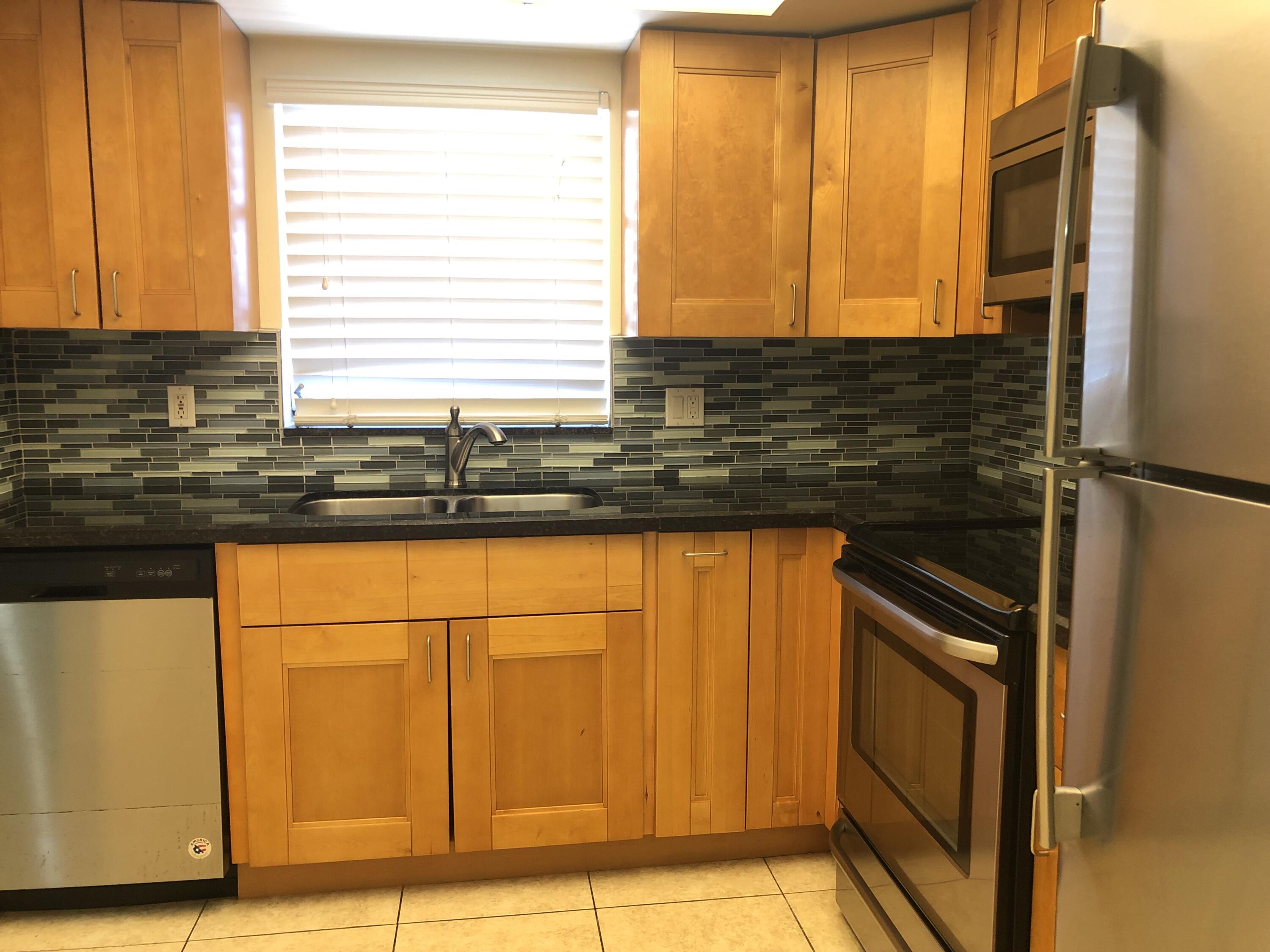 5811 Northeast 14th Road, Unit 4 Fort Lauderdale, FL 33334 - Photo 13 of 21 IMG_9475