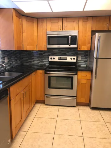 $1,900 | 5811 Northeast 14th Road, Unit 4, Fort Lauderdale, FL 33334