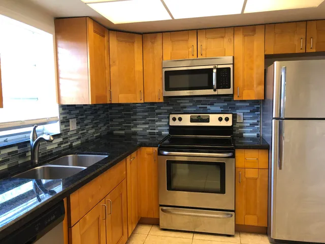 $1,900 | 5811 Northeast 14th Road, Unit 4, Fort Lauderdale, FL 33334