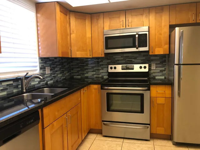 $1,900 | 5811 Northeast 14th Road, Unit 4, Fort Lauderdale, FL 33334