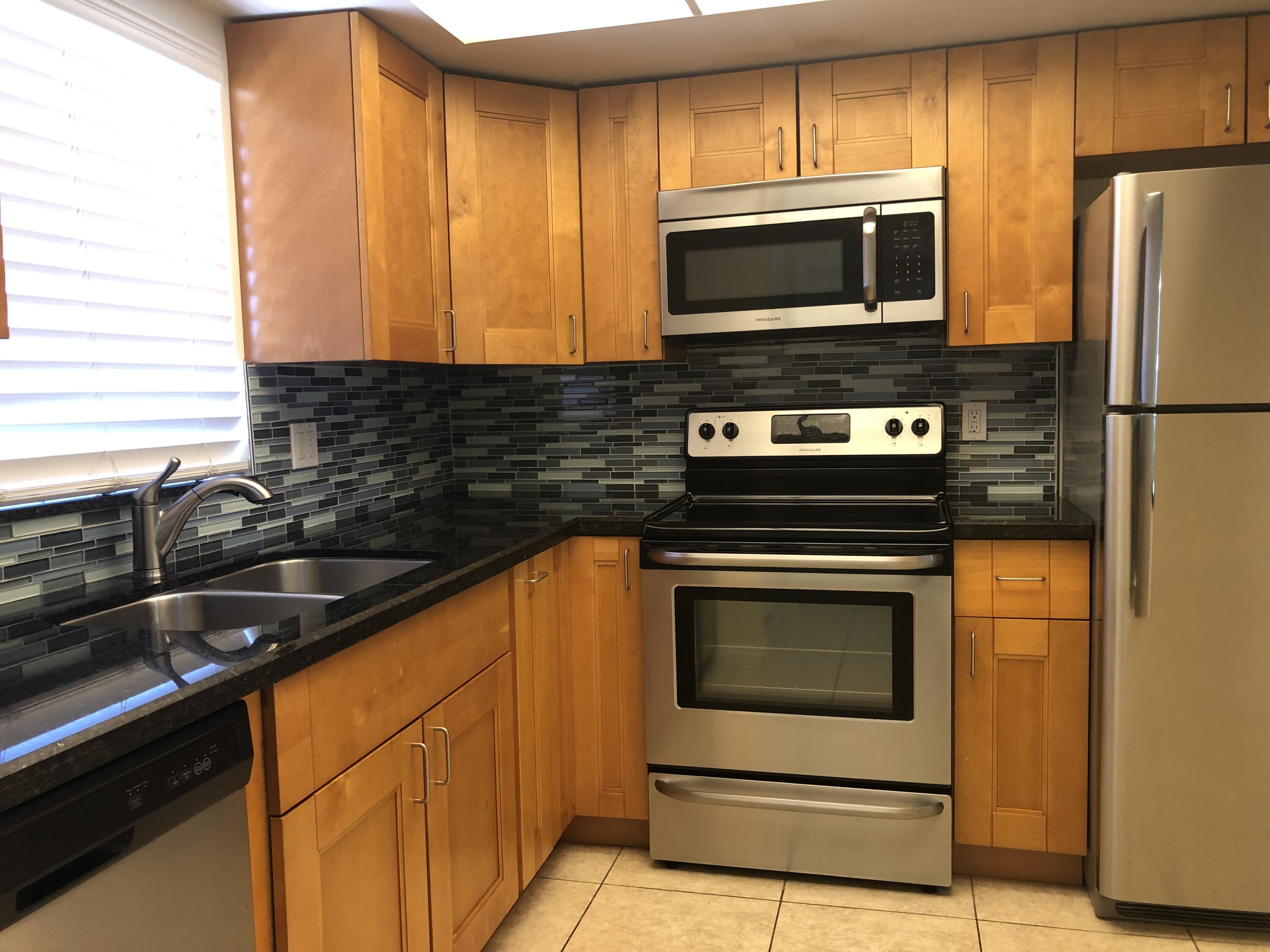 5811 Northeast 14th Road, Unit 4 Fort Lauderdale, FL 33334 - Photo 2 of 21 IMG_9473