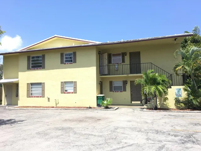 $1,900 | 5811 Northeast 14th Road, Unit 4, Fort Lauderdale, FL 33334