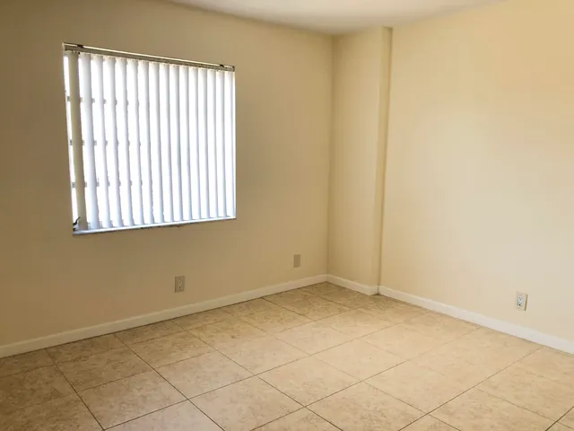 $1,900 | 5811 Northeast 14th Road, Unit 4, Fort Lauderdale, FL 33334