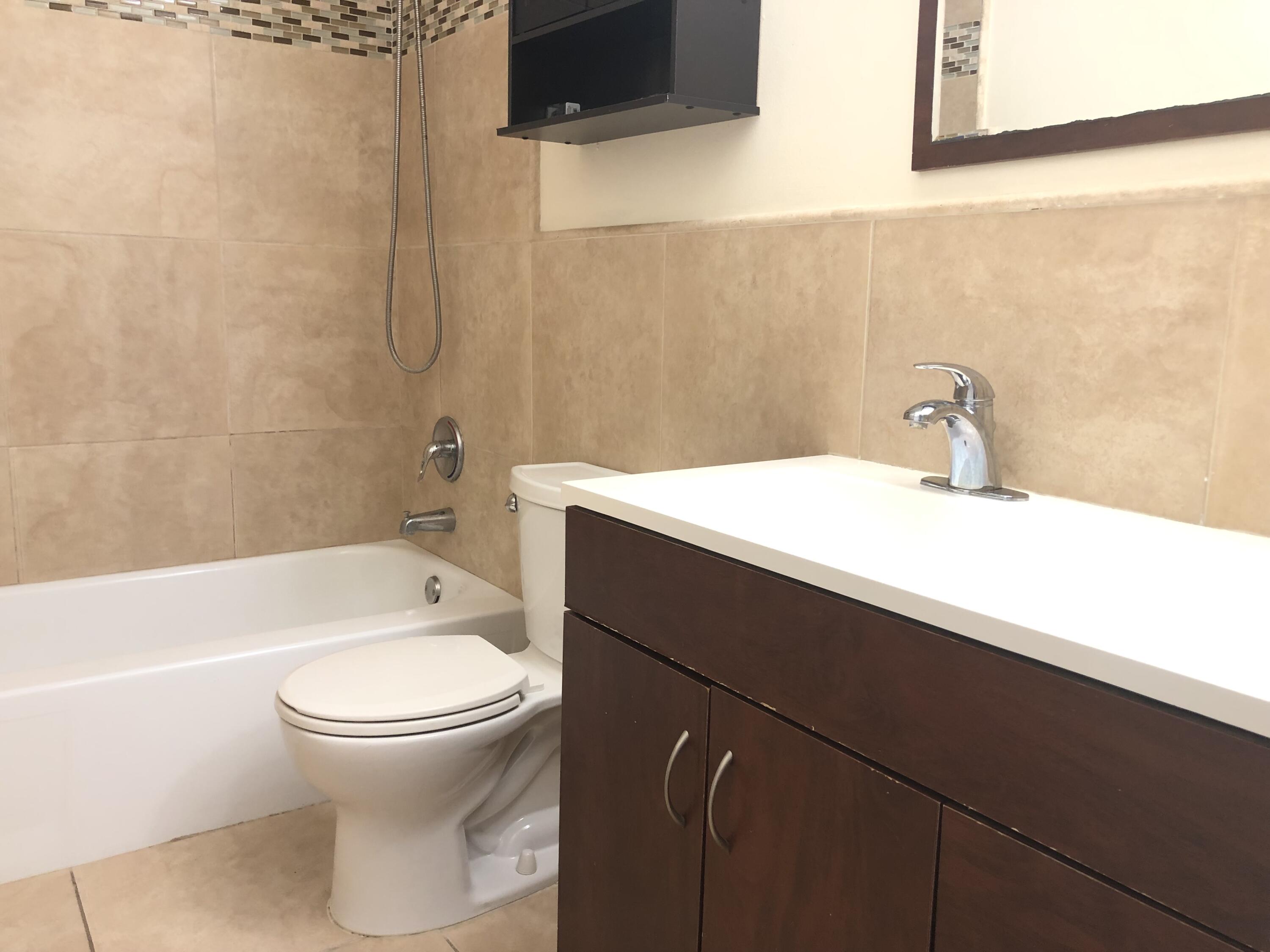 5811 Northeast 14th Road, Unit 4 Fort Lauderdale, FL 33334 - Photo 10 of 21 IMG_9465