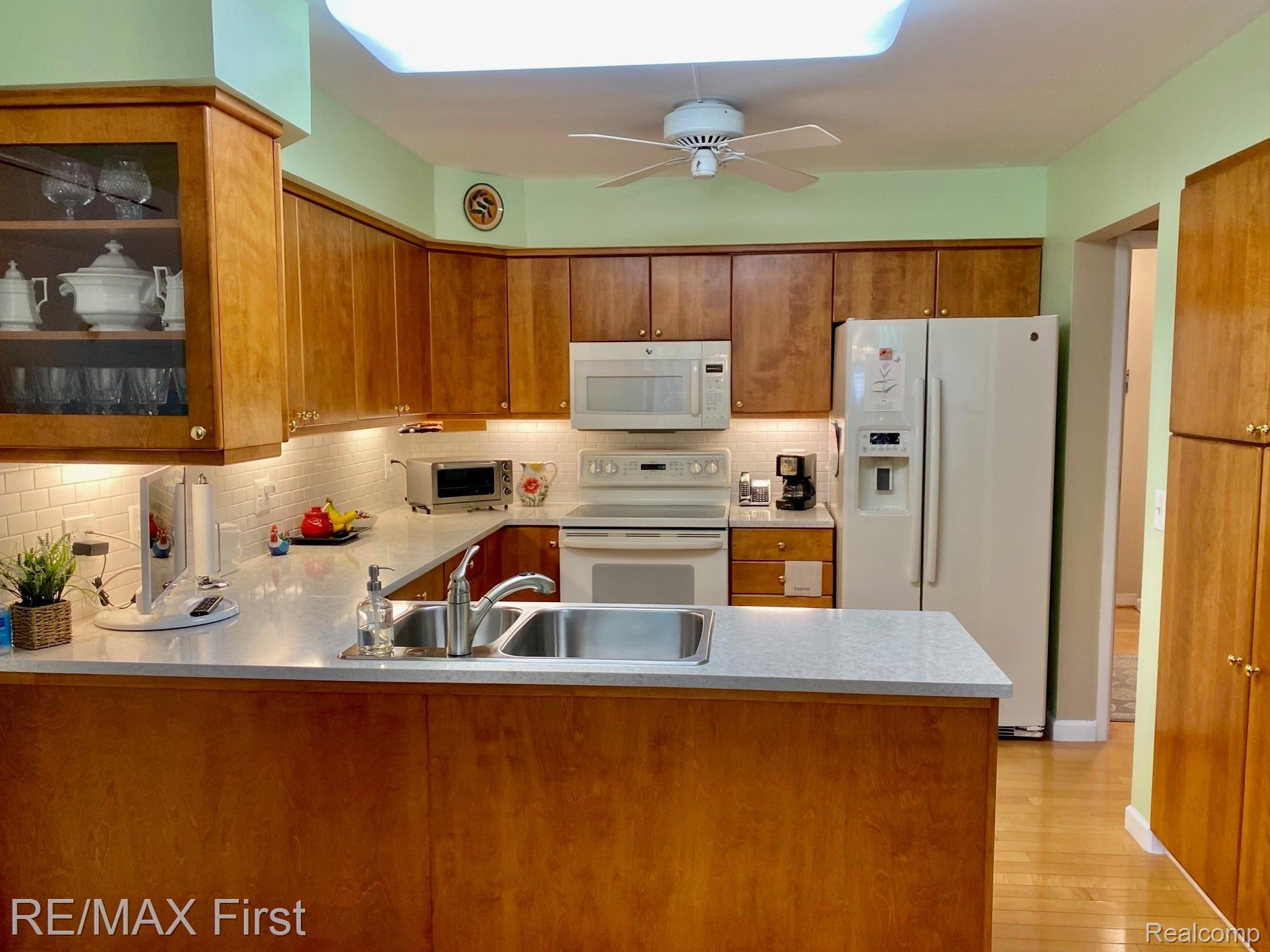 573 Tennyson Rochester, MI 48307 - Photo 15 of 40 Kitchen
