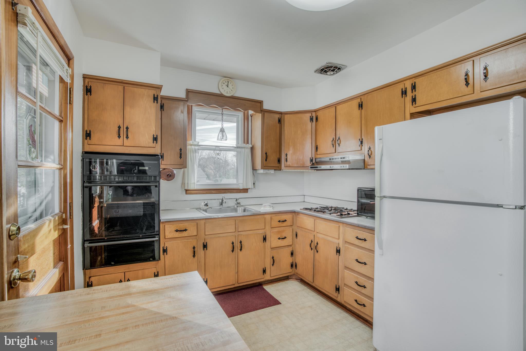 8803 Alnwick Road Baltimore, MD 21234 - Photo 7 of 28 Kitchen With Side Entrance