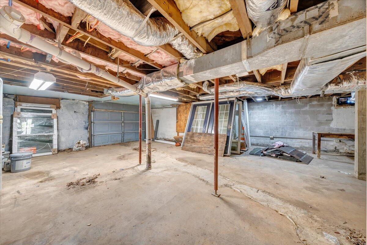 1902 Springfield Avenue Salem, VA 24153 - Photo 23 of 43 a view of a garage